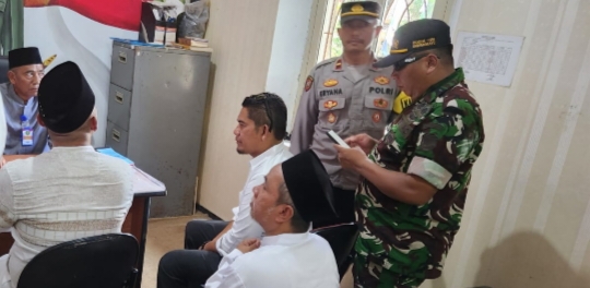 Polsek Kedokanbunder Kawal Pendaftaran Bacalon Kuwu Desa Cangkingan